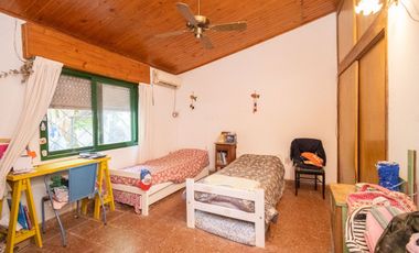 VENTA CASA CON AMPLIO TERRENO, PILETA Y GALPÓN