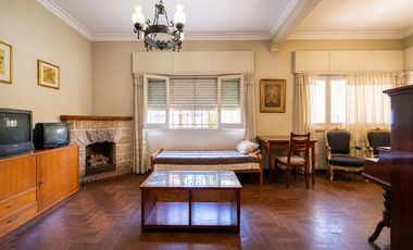 VENTA CASA TRES AMBIENTES EN HAEDO CON PARQUE