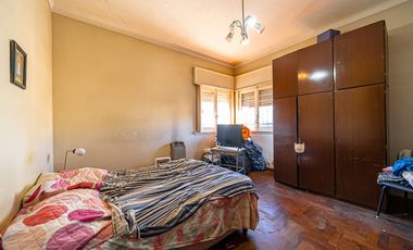 VENTA CASA TRES AMBIENTES EN HAEDO CON PARQUE