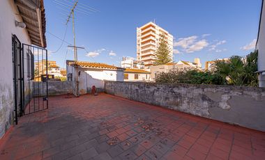 VENTA CASA TRES AMBIENTES EN HAEDO CON PARQUE