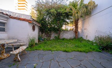 VENTA CASA TRES AMBIENTES EN HAEDO CON PARQUE