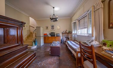 VENTA CASA TRES AMBIENTES EN HAEDO CON PARQUE