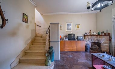 VENTA CASA TRES AMBIENTES EN HAEDO CON PARQUE