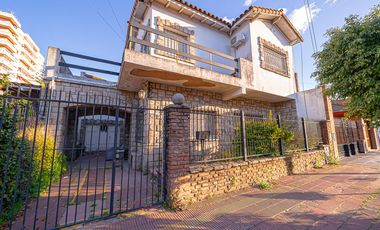 VENTA CASA TRES AMBIENTES EN HAEDO CON PARQUE