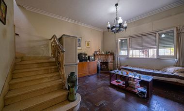 VENTA CASA TRES AMBIENTES EN HAEDO CON PARQUE