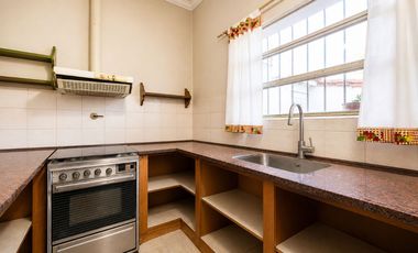 VENTA CASA TRES AMBIENTES EN HAEDO CON PARQUE