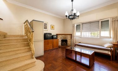 VENTA CASA TRES AMBIENTES EN HAEDO CON PARQUE