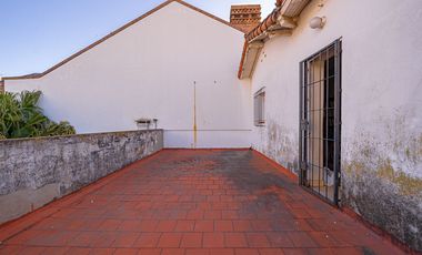 VENTA CASA TRES AMBIENTES EN HAEDO CON PARQUE