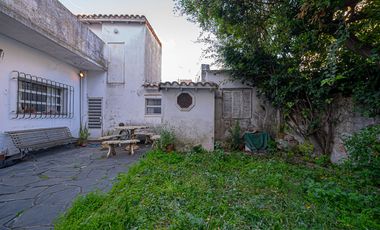 VENTA CASA TRES AMBIENTES EN HAEDO CON PARQUE