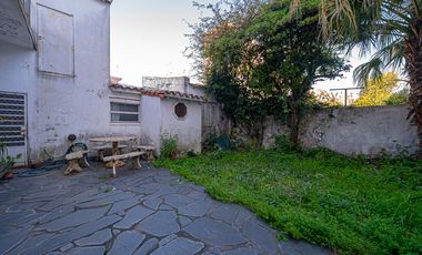 VENTA CASA TRES AMBIENTES EN HAEDO CON PARQUE
