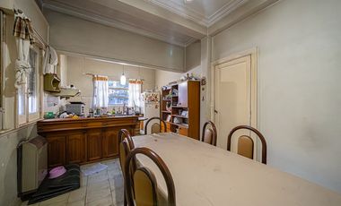 VENTA CASA TRES AMBIENTES EN HAEDO CON PARQUE