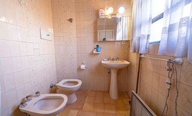 VENTA CASA TRES AMBIENTES EN HAEDO CON PARQUE