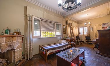 VENTA CASA TRES AMBIENTES EN HAEDO CON PARQUE