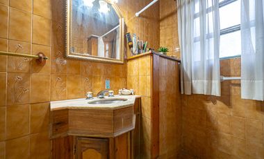 VENTA CASA TRES AMBIENTES EN HAEDO CON PARQUE