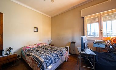 VENTA CASA TRES AMBIENTES EN HAEDO CON PARQUE