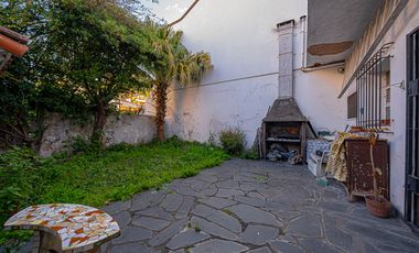 VENTA CASA TRES AMBIENTES EN HAEDO CON PARQUE