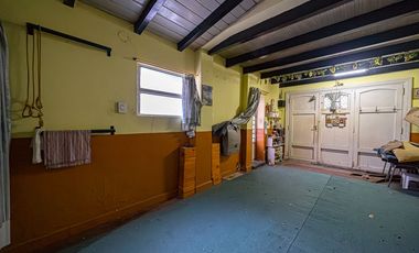 VENTA CASA TRES AMBIENTES EN HAEDO CON PARQUE