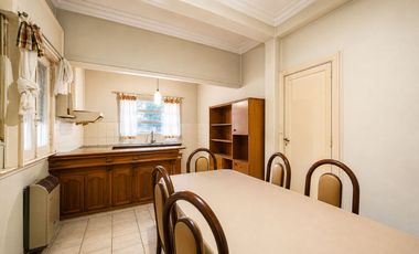 VENTA CASA TRES AMBIENTES EN HAEDO CON PARQUE