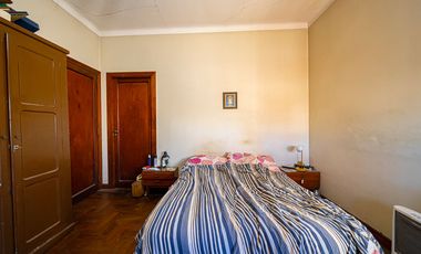 VENTA CASA TRES AMBIENTES EN HAEDO CON PARQUE