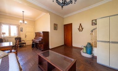 VENTA CASA TRES AMBIENTES EN HAEDO CON PARQUE