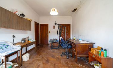 VENTA CASA TRES AMBIENTES EN HAEDO CON PARQUE