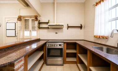 VENTA CASA TRES AMBIENTES EN HAEDO CON PARQUE