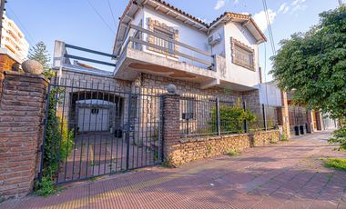 VENTA CASA TRES AMBIENTES EN HAEDO CON PARQUE