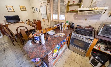 VENTA CASA TRES AMBIENTES EN HAEDO CON PARQUE