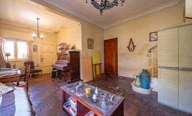 VENTA CASA TRES AMBIENTES EN HAEDO CON PARQUE