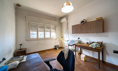 VENTA CASA TRES AMBIENTES EN HAEDO CON PARQUE