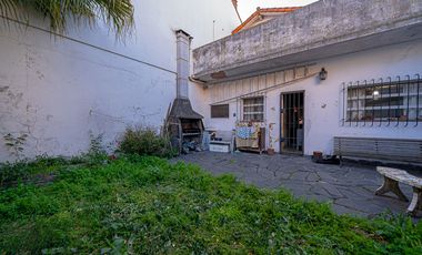 VENTA CASA TRES AMBIENTES EN HAEDO CON PARQUE