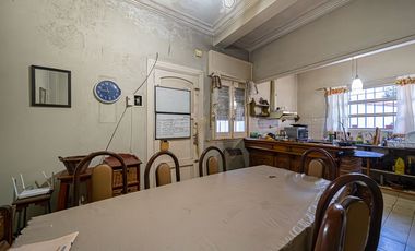 VENTA CASA TRES AMBIENTES EN HAEDO CON PARQUE
