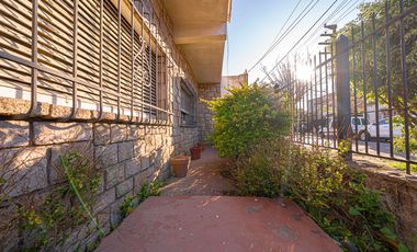 VENTA CASA TRES AMBIENTES EN HAEDO CON PARQUE