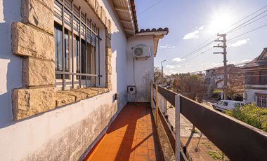 VENTA CASA TRES AMBIENTES EN HAEDO CON PARQUE