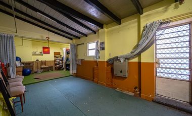 VENTA CASA TRES AMBIENTES EN HAEDO CON PARQUE