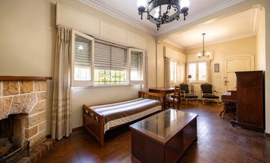 VENTA CASA TRES AMBIENTES EN HAEDO CON PARQUE