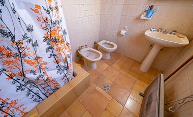 VENTA CASA TRES AMBIENTES EN HAEDO CON PARQUE