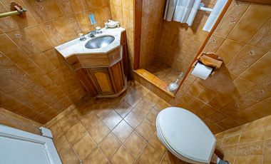 VENTA CASA TRES AMBIENTES EN HAEDO CON PARQUE
