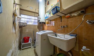 VENTA CASA TRES AMBIENTES EN HAEDO CON PARQUE