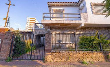 VENTA CASA TRES AMBIENTES EN HAEDO CON PARQUE