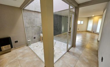 CASA EN ALQUILER CON PILETA - PLOTTIER