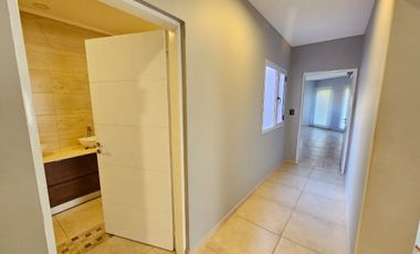 CASA EN ALQUILER CON PILETA - PLOTTIER