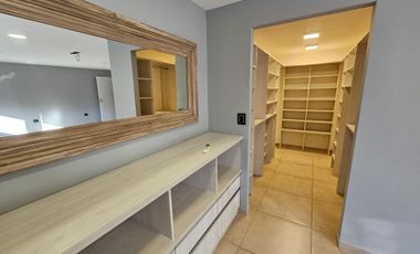 CASA EN ALQUILER CON PILETA - PLOTTIER