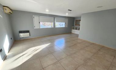 CASA EN ALQUILER CON PILETA - PLOTTIER