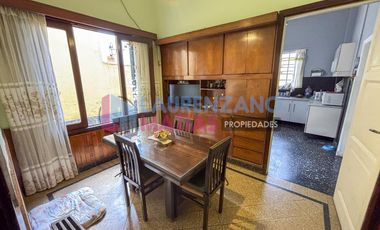 HERMOSA CASA DE 4 AMBIENTES SOBRE LOTE 9.57 X 26.86 - BARRIO DE AGRONOMIA