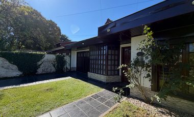 VENTA CASA 4 AMB. C/ GARAJE, QUINCHO, PARRILLA Y JARDÍN BARRIO BOSQUE ALEGRE
