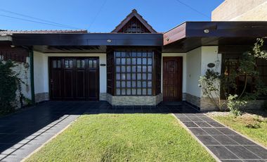VENTA CASA 4 AMB. C/ GARAJE, QUINCHO, PARRILLA Y JARDÍN BARRIO BOSQUE ALEGRE
