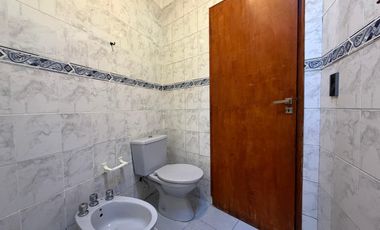 VENTA CASA 4 AMB. C/ GARAJE, QUINCHO, PARRILLA Y JARDÍN BARRIO BOSQUE ALEGRE