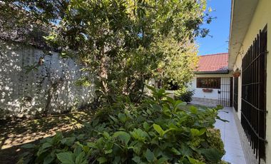 VENTA CASA 4 AMB. C/ GARAJE, QUINCHO, PARRILLA Y JARDÍN BARRIO BOSQUE ALEGRE