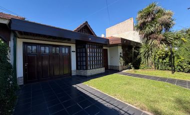 VENTA CASA 4 AMB. C/ GARAJE, QUINCHO, PARRILLA Y JARDÍN BARRIO BOSQUE ALEGRE